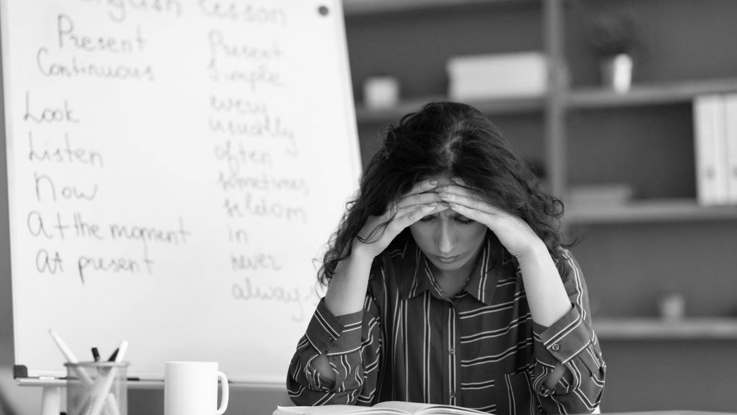 Internationale Studenten arbeiten gemeinsam an Laptops in modernem Lernraum